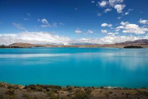 vista panorámica del colorido lago tekapo en nueva zelanda foto