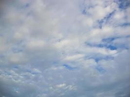 hermosas nubes blancas con cielo azul foto