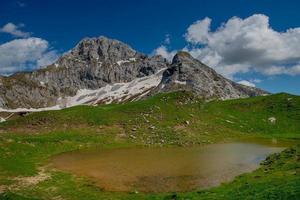 montaña con lago foto