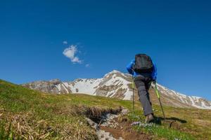 ascenso del monte arera más allá de la colina con raquetas de nieve en primavera foto