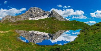 montaña con lago foto