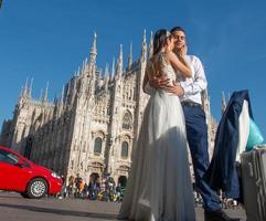 milán italia 2018 pareja de recién casados en piazza duomo en milán foto