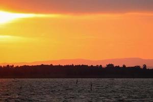 paisaje del lago con colorido atardecer foto