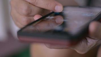 vicino il dito della donna che tocca l'app della pagina di scorrimento sullo smartphone mobile. video