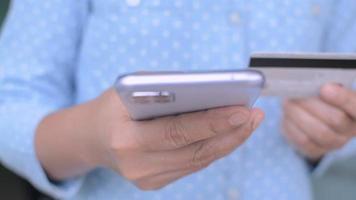 empresária closeup digitando no smartphone via aplicativo de internet banking online. video