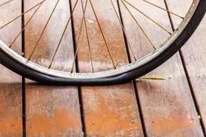 Neumático desinflado de bicicleta con rueda oxidada foto