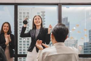 mujer de negocios con trofeo de premio muestra la victoria en la sala de reuniones, conceptos de equipo de felicidad de éxito de celebración
