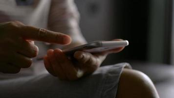 mulher usando o dedo rolando a tela sensível ao toque do smartphone móvel.
