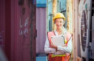 alegre trabajadora de fábrica con sombrero duro sonriendo y mirando a la cámara, felicidad ingenieras por concepto foto