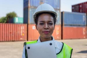 alegre trabajadora de fábrica con sombrero duro sonriendo y mirando a la cámara, felicidad ingenieras por concepto foto