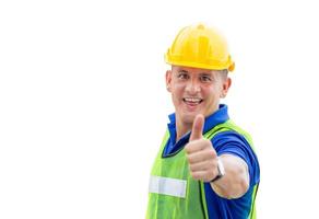 hombre trabajador con casco y chaleco de seguridad con trayectoria recortada sobre fondo blanco, trabajador de fábrica sonriendo con los pulgares hacia arriba foto