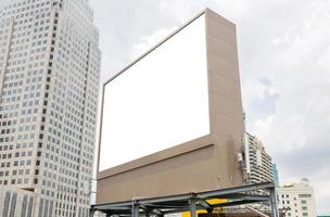 imagen de maqueta de carteles de pantalla blanca de cartelera en blanco con cielo de nubes blancas para publicidad foto