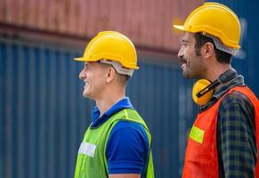 feliz ingeniero y capataz en la carga de contenedores de la industria, equipo de trabajadores en el sitio de construcción, conceptos de trabajo en equipo foto