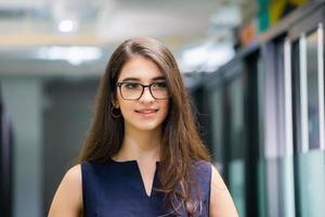 retrato de una exitosa mujer de negocios alegre y sonriente en el cargo foto