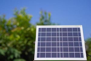 paneles de células solares de pequeño tamaño en el jardín foto