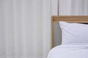 manta con almohada blanca en el dormitorio foto