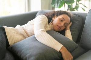 mujer latina durmiendo en el sofá foto