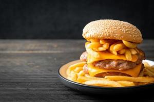 hamburguesa de cerdo con queso y papas fritas foto