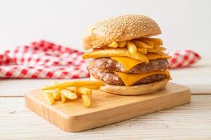 hamburguesa de cerdo con queso y papas fritas foto