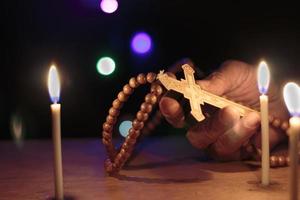 cruz con rosario en mano foto