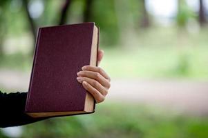 concepto de educación de imágenes y libros de mano con espacio de copia foto