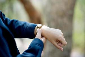 manos y relojes de pulsera concepto de vista de tiempo desgastado con espacio de copia foto