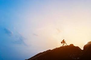 silueta de montaña el sol, el cielo y el concepto de silueta de vida foto