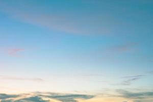 fondo de cielo azul con hermosas nubes foto