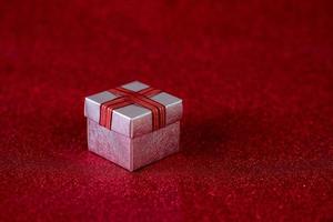 imagen de fondo rojo y concepto de día de san valentín de caja de regalo foto