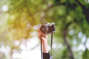 concepto de fotografía de tomas de mano y cámara con espacio de copia foto