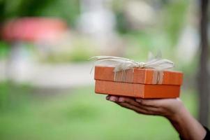 las cajas de regalo de mano y naranja dan a sus seres queridos. ideas de regalo foto