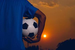 la imagen recortada de deportistas que atrapan la pelota y el campo de fútbol. concepto de imagen deportiva. foto