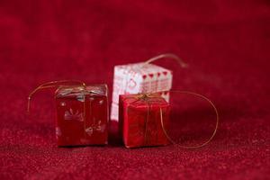 imagen de fondo rojo y concepto de día de san valentín de caja de regalo foto