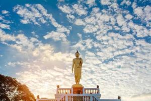 imagen de Buda de pie y el cielo azul, conceptos religiosos foto