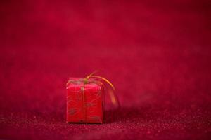 Red background image and gift box Valentine's Day concept photo