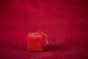 imagen de fondo rojo y concepto de día de san valentín de caja de regalo foto