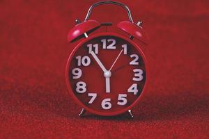 imagen de fondo roja y hermoso concepto de despertador rojo, hora, fecha
