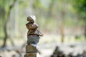 las piedras que se colocan unas contra otras son como unidad y trabajo en equipo.concepto de equipo con espacio de copia foto