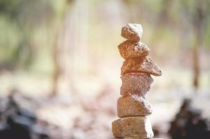 las piedras que se colocan unas contra otras son como unidad y trabajo en equipo.concepto de equipo con espacio de copia foto