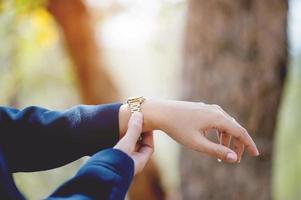 manos y relojes de pulsera concepto de vista de tiempo desgastado con espacio de copia foto