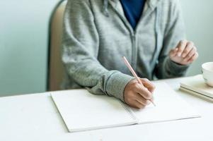 escribiendo en papel en el trabajo sobre la mesa por la mañana, ideas de negocios. hay espacio para copiar. foto