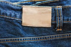 textura de jeans con etiqueta de cuero foto