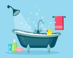 baño lleno de espuma y burbujas. grifos de ducha interior del baño, jabón, bañera, patito de goma, toalla rosa