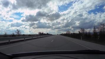 à l'intérieur des images de paysage de ciel de voiture. video