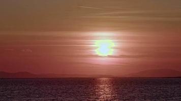 paesaggio dell'oceano tramonto rosso video