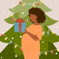 una encantadora mujer embarazada de piel oscura sostiene un regalo de navidad en sus manos cerca del árbol. ilustración vectorial de personaje ficticio en estilo plano. vector