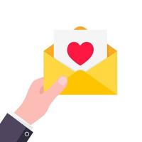 sostenga a mano una carta de sobre amarilla con el corazón en ella. concepto de correo electrónico mensaje de amor o sms ilustración de vector de diseño de estilo plano aislado sobre fondo blanco. entrega de mensajes o sms y notificación.