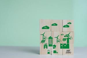 cubos de madera con cero neto y fondo de símbolo de icono de fábrica verde neutro en carbono y espacio de copia. foto