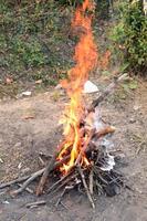 hoguera con leña ardiendo forrada con una pirámide foto