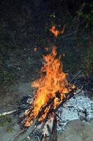 leña ardiendo forrada con una pirámide foto